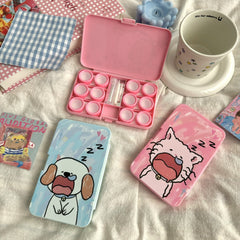 علبة عدسات لاصقة ملونة بتصميم جرو وقط نعسان