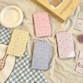 علبة عدسات لاصقة ملونة بتصميم قطة صغيرة زهرية فاتحة