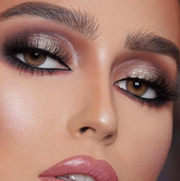 عدسات لاصقة ملونة متوهجة بلون البندق