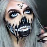 عدسات لاصقة زرقاء اللون بتصميم عين القطة