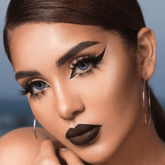 عدسات لاصقة ملونة دايموند باللون الأزرق الهادئ