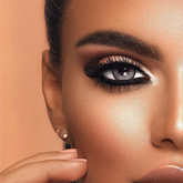 عدسات لاصقة ملونة زرقاء لامعة من DIAMOND