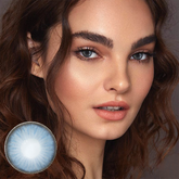 عدسات لاصقة ملونة بلون أزرق فجر